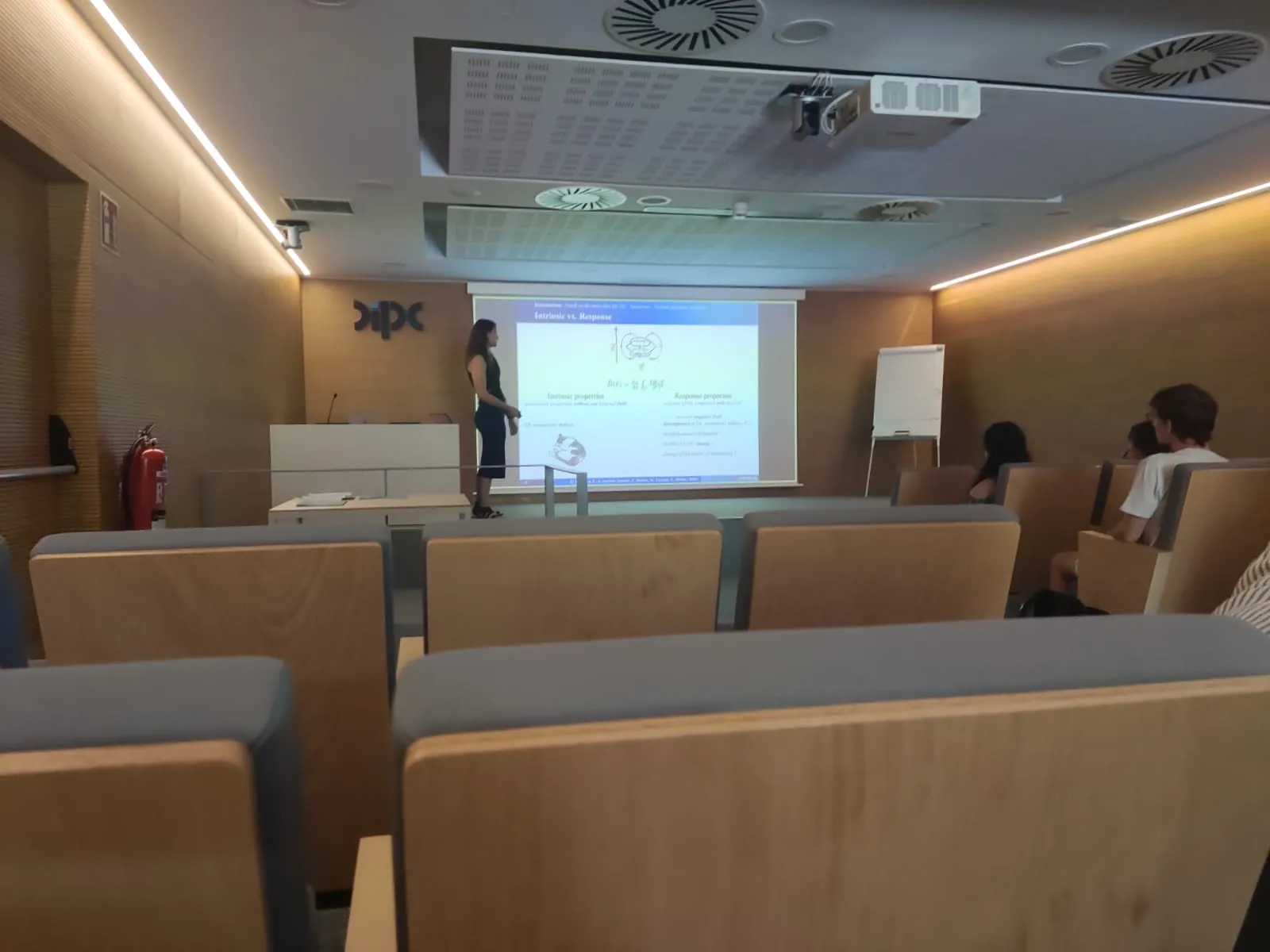 Dobromila presenting her internship work at DIPC